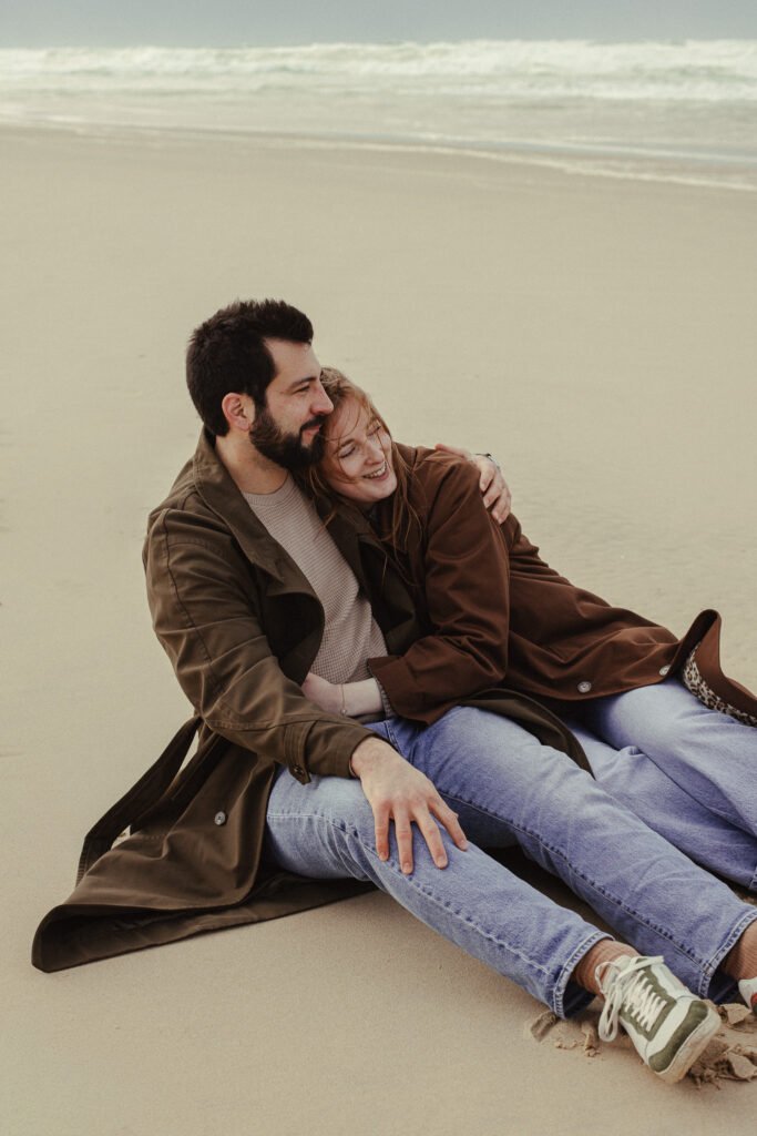 couple sur le sable au cap ferret seance engagement