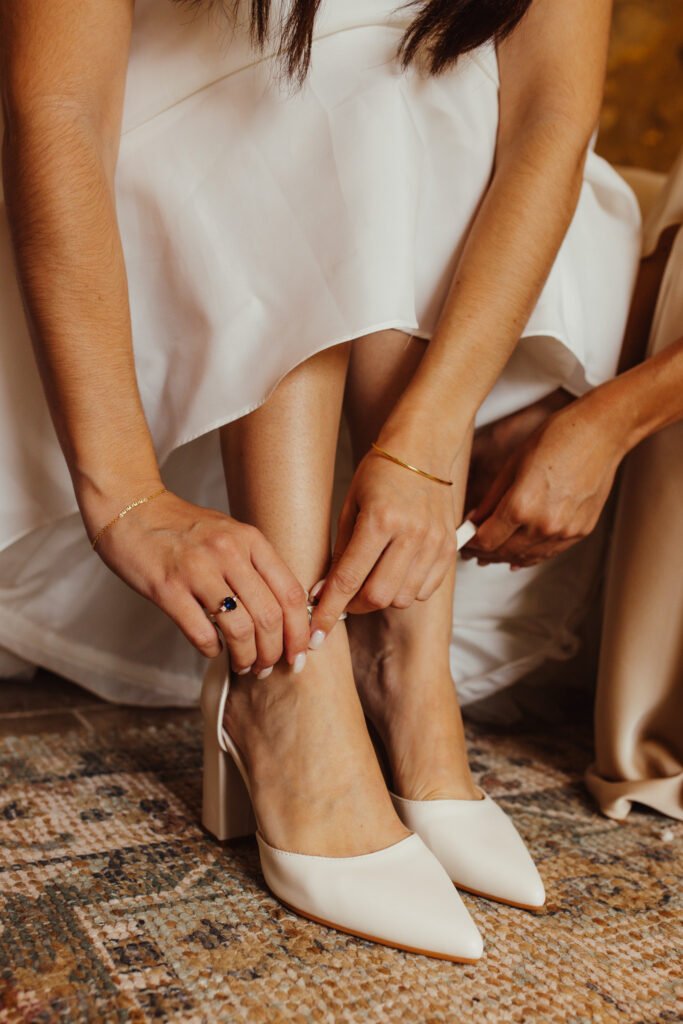 mariée qui met ses chaussures dans un chateau bordelais