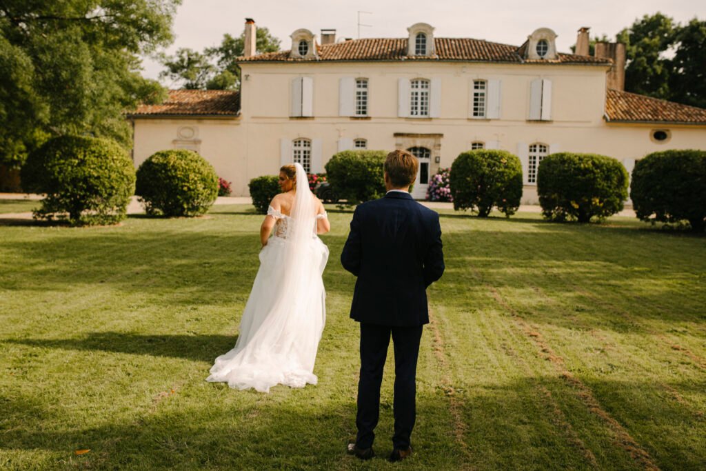 Mariés devant un chateau en gironde
