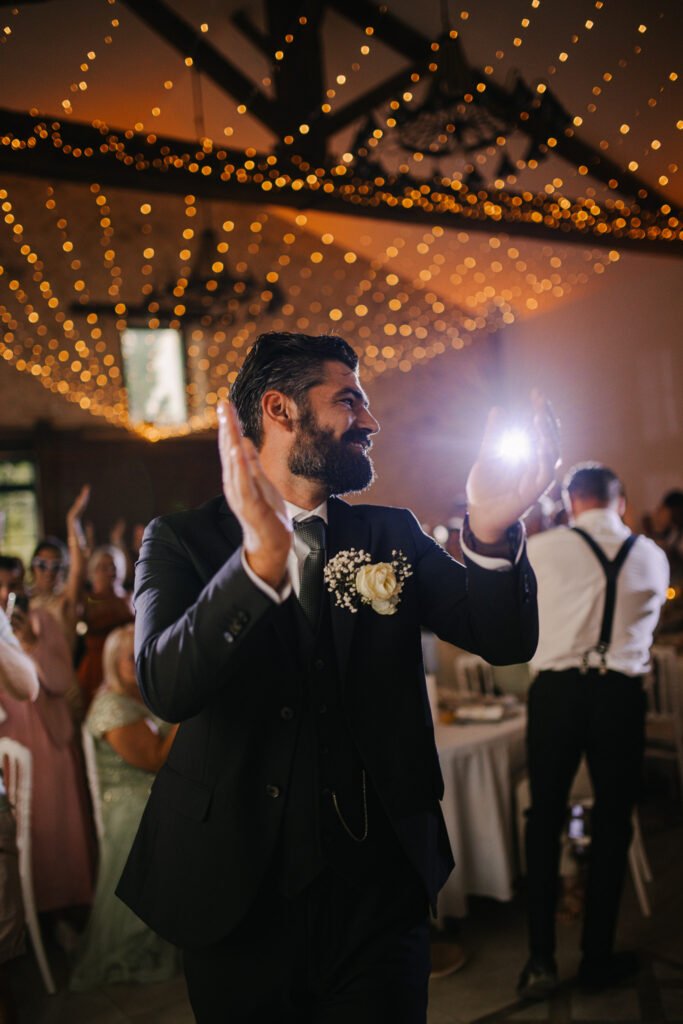 marié qui danse à son mariage